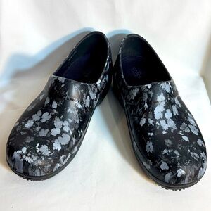 CROCS Sz 8 Dual Comfort Black Abstract Floral Slip on Clogs